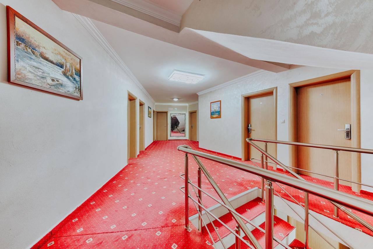 Hotel Lion Улцинь Экстерьер фото
