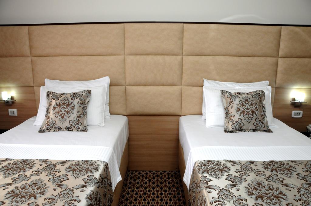 Hotel Lion Улцинь Экстерьер фото